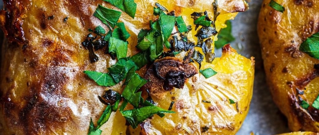 Pomme de terre au four avec du persil frais