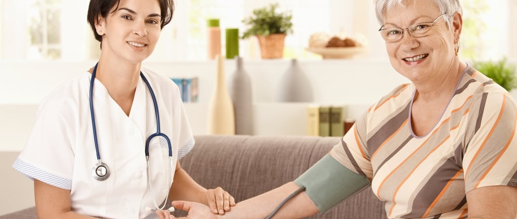 Fonte: Nurse measuring blood pressure of senior woman on Flickr 