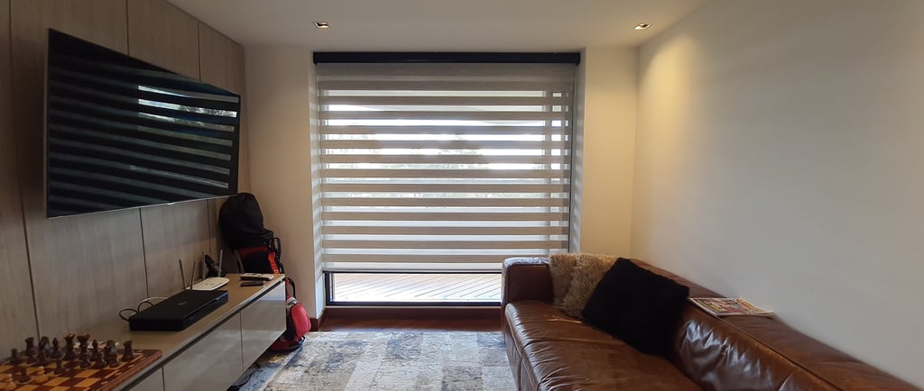 Cortinas motorizadas que ofrecen control automático de luz y privacidad, combinando tecnología