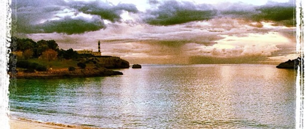 IMAGEN DEL FARO DE PORTOCOLOM, DESDE LA PLAYA DEL ARENAL DE PORTOCOLOM