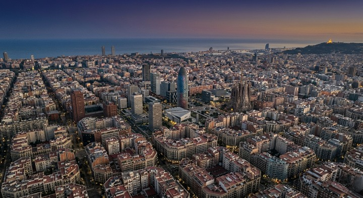 Vista aérea del tejido empresarial de Barcelona, zona de actuación de Ineva Detectives.