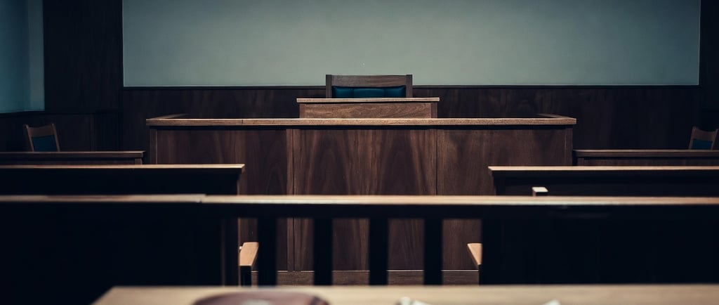 Detective privado declarando como perito en sala de juicio vacía