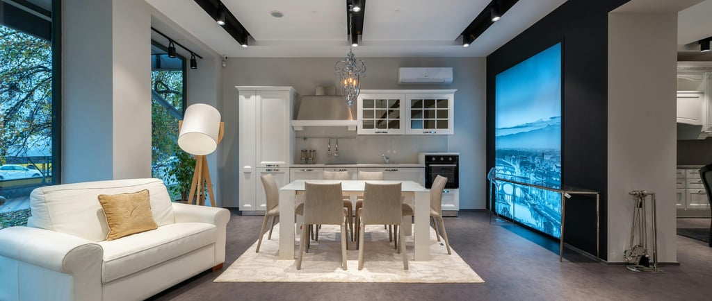 Sala mobiliada de uma casa com mesa e cadeira