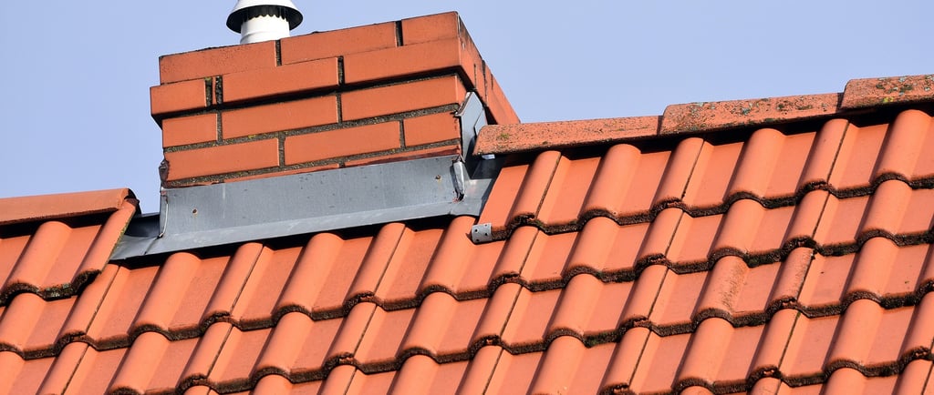 Toiture de tuiles rouge avec une cheminée
