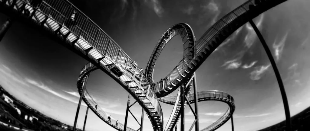 a roller coasterer roller coasterer in a black and white photo