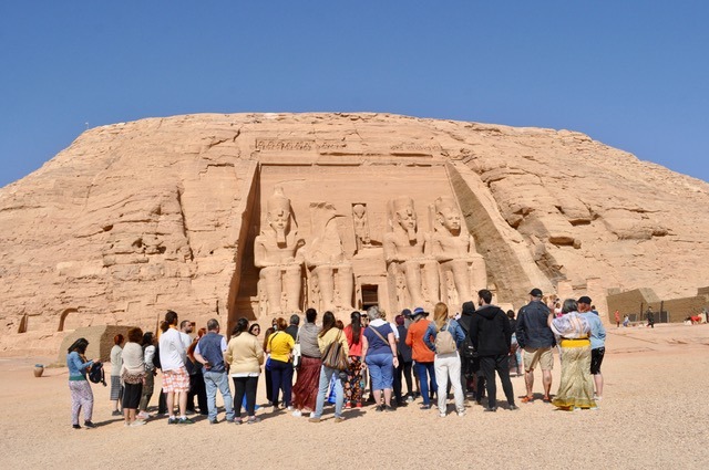 ¿Es seguro viajar a Egipto, grupo en el famoso templo de abusimbel del faraoin ramses el segundo , viajes egipto con guia