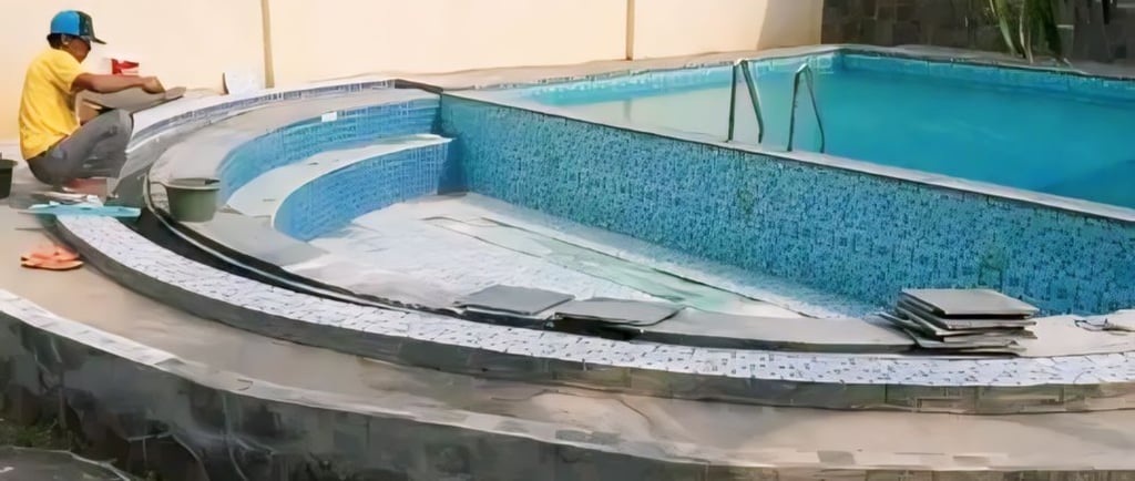 Kolam renang minimalis yang memiliki sekat untuk kolam renang anak.