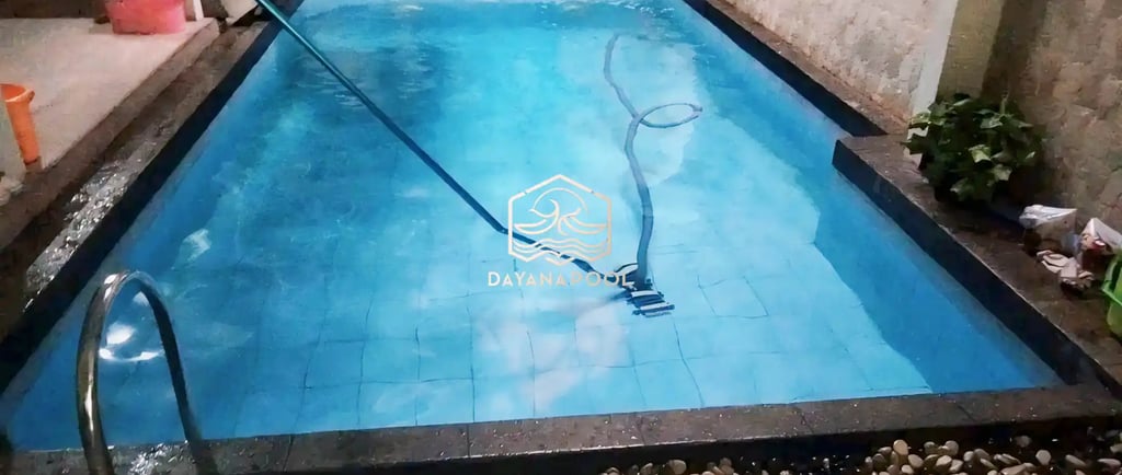 Proses mengvacum kolam renang.