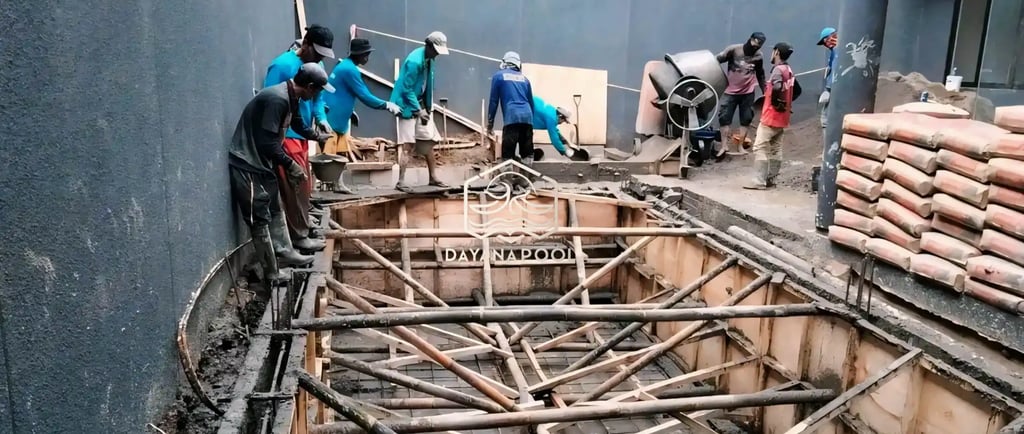 Tim DayanaPool sedang melakukan pengerjaan struktur beton bertulang untuk pembangunan kolam renang.