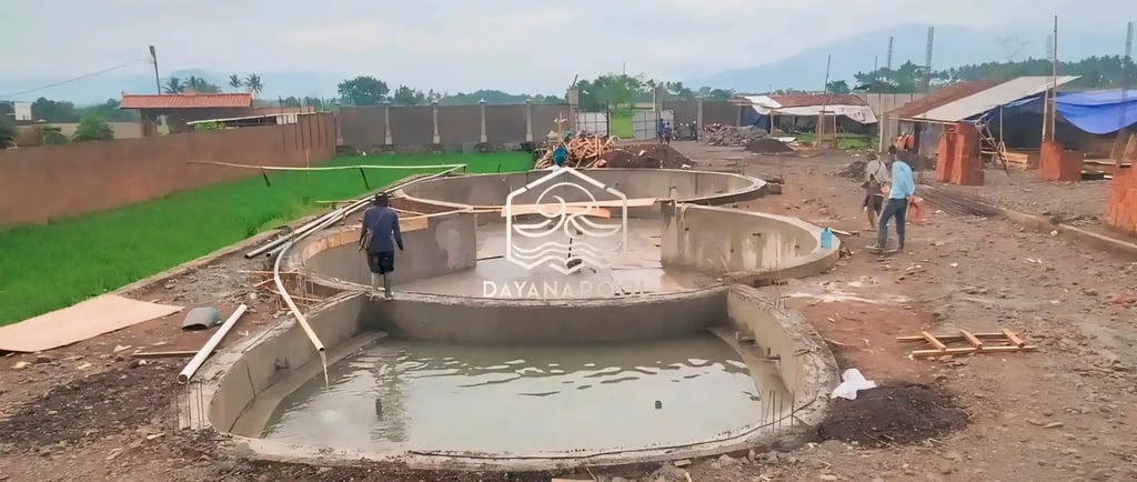 Tim DayanaPool sedang melakukan pengerjaan struktur beton bertulang untuk pembangunan kolam renang.