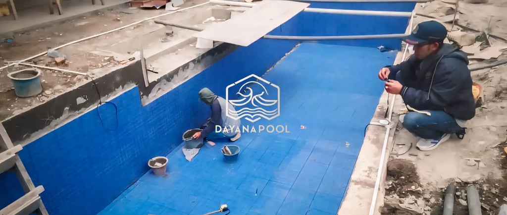Tim DayanaPool sedang melakukan pengerjaan struktur beton bertulang untuk pembangunan kolam renang.
