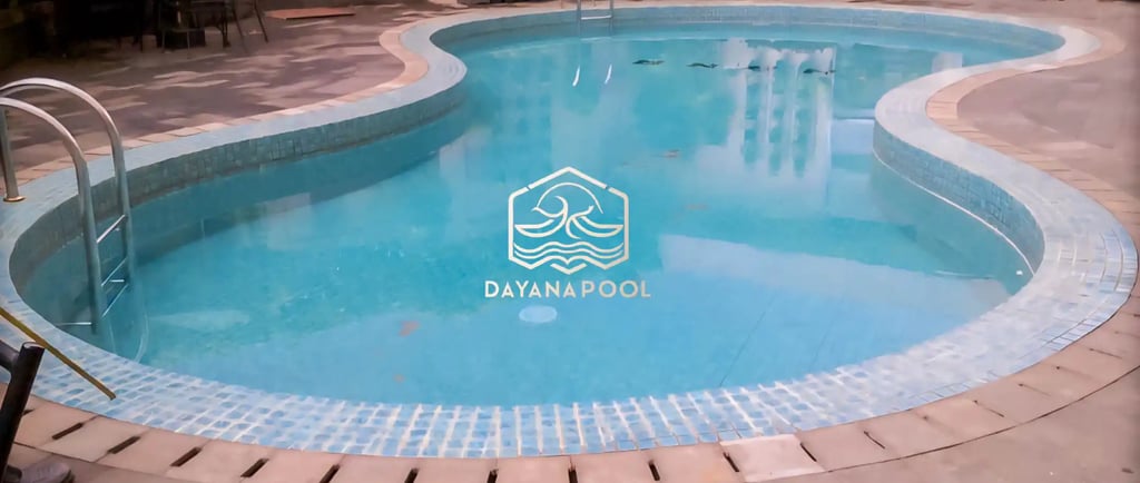 Kolam renang di dengan pemandangan padang rumput