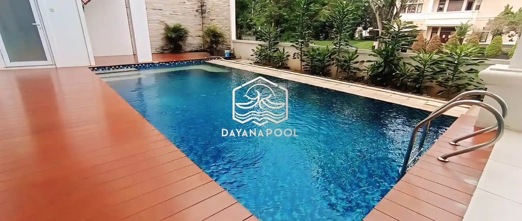 Kolam renang mewah overflow dengan finishing mozaik kuda laut