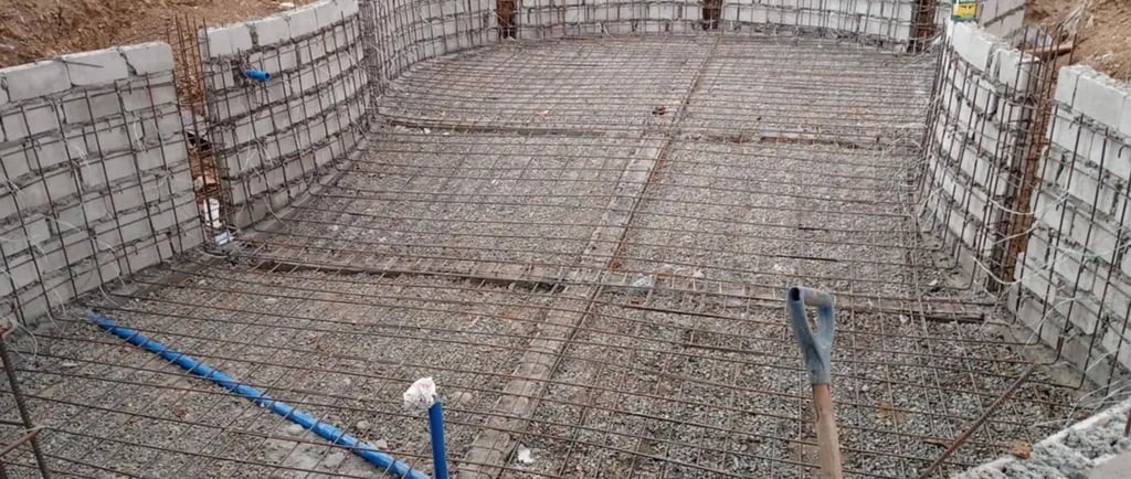 Tulang baja dalam konstruksi kolam renang.