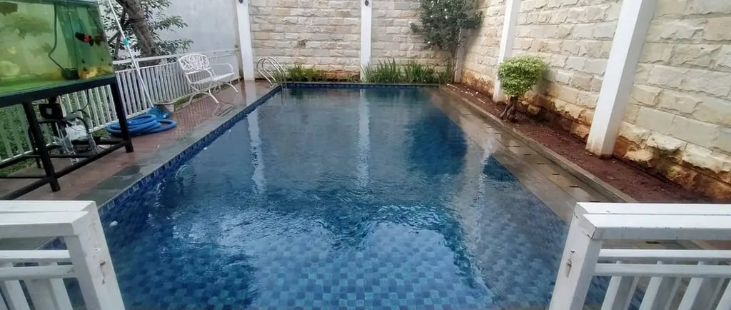 Tampilan rumah mewah dengan kolam renang yang estetis, menunjukkan peningkatan nilai properti.