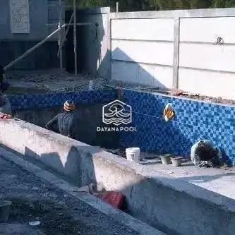 Tim DayanaPool sedang melakukan pengerjaan struktur beton bertulang untuk pembangunan kolam renang.