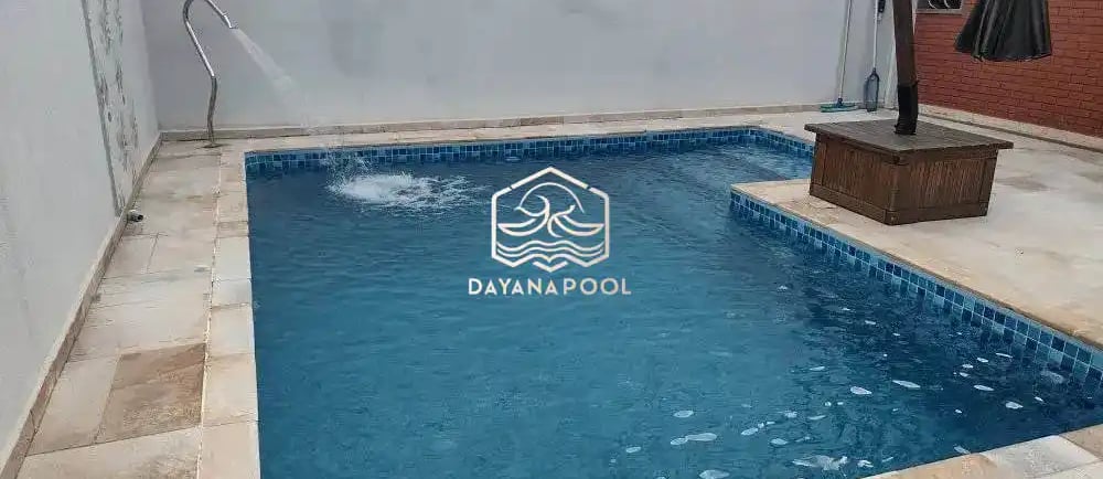 Kolam renang pribadi dengan finishing batu alam.