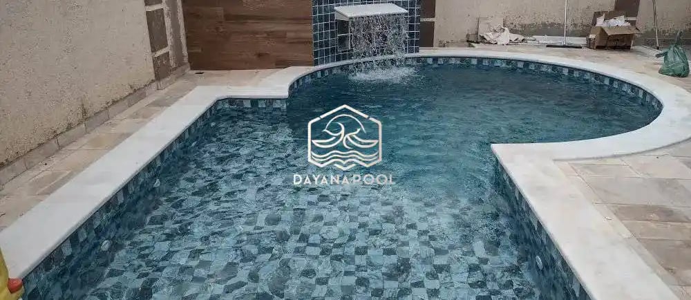 Desain kolam renang sederhana di halaman rumah oleh dayanapool.