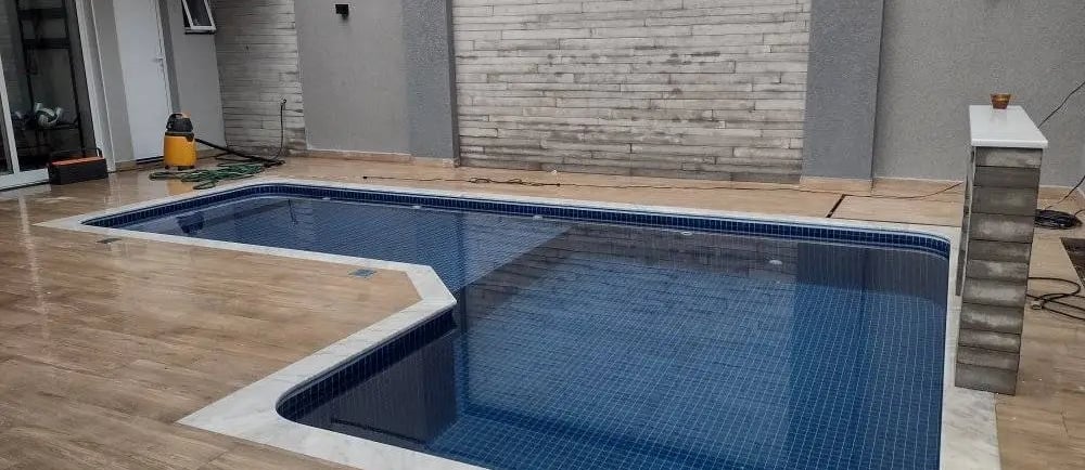 Kolam Jacuzzi minimalis dengan air hangat