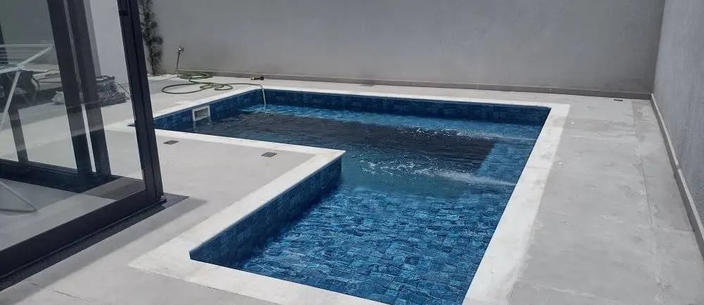Kolam Jacuzzi minimalis dengan air hangat