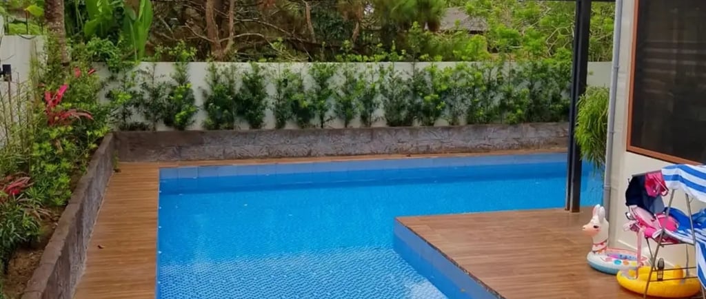 Kolam renang pribadi dengan finishing batu alam.