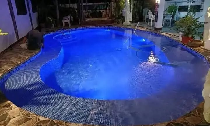 Kolam renang pribadi bergaya modern di Bandung, menciptakan suasana liburan setiap hari.