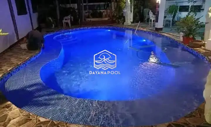 kolam renang dengan cahaya biru di malam hari