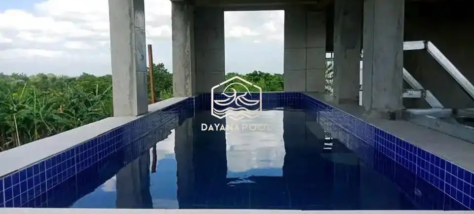 Kolam renang pribadi dengan finishing batu alam.