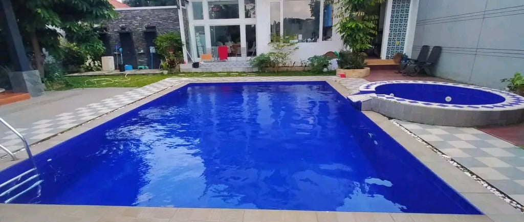 kolam renang dengan cahaya biru di malam hari