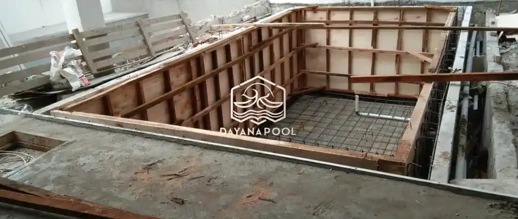 Kolam renang minimalis yang memiliki sekat untuk kolam renang anak.