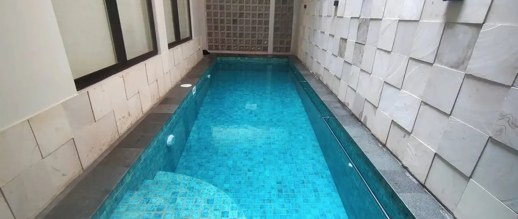 Kolam renang mewah overflow dengan finishing mozaik kuda laut