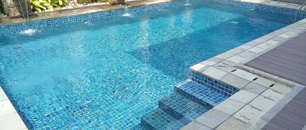 Kolam renang pribadi dengan finishing batu alam.