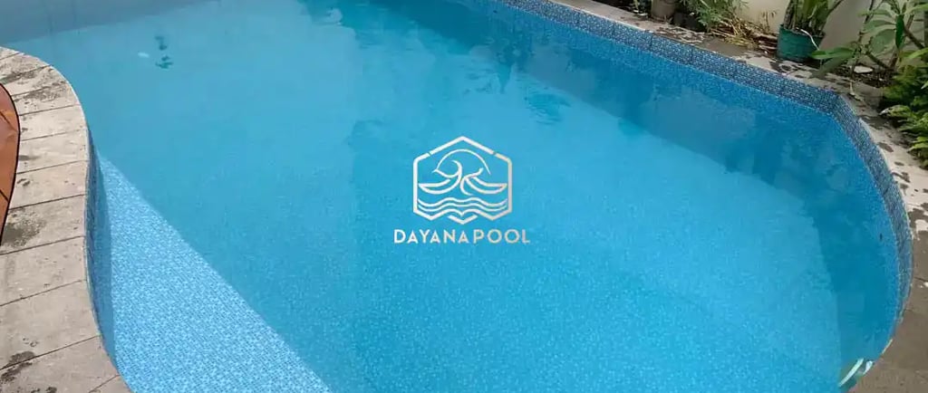 Batu alam pada kolam renang modern DayanaPool.