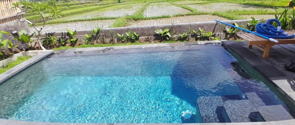 kolam renang terawat dengan air cristal clear