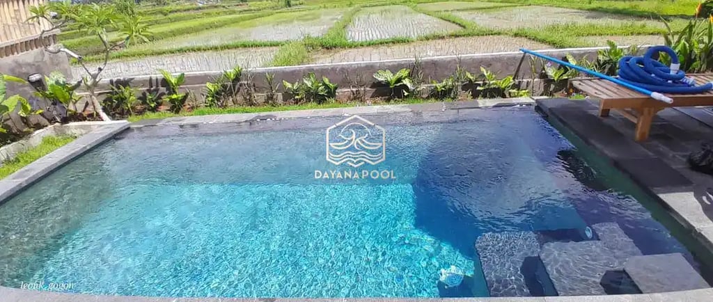 Kolam renang pribadi dengan finishing batu alam.