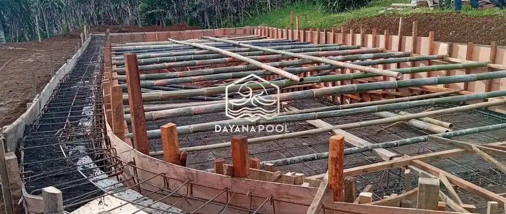 Tim DayanaPool sedang melakukan pengerjaan struktur beton bertulang untuk pembangunan kolam renang.