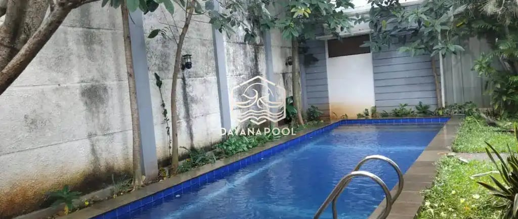 kolam renang dengan cahaya biru di malam hari