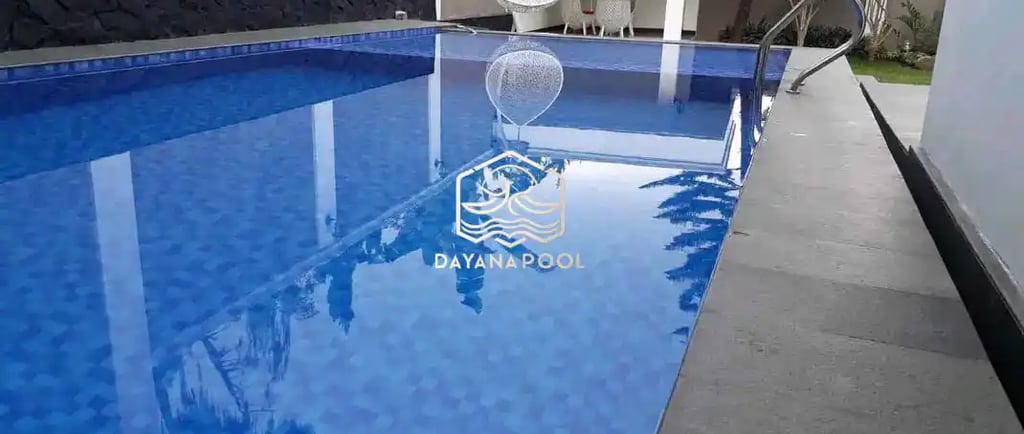 Kolam renang pribadi dengan finishing batu alam.