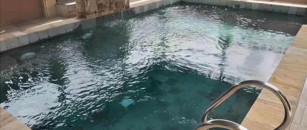 kolam renang dengan cahaya biru di malam hari