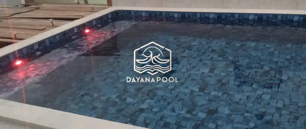 kolam renang dengan cahaya biru di malam hari