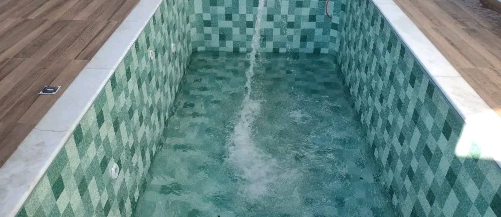 Kolam Jacuzzi minimalis dengan air hangat