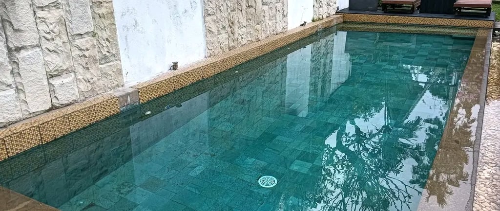 Kolam renang pribadi dengan finishing batu alam.