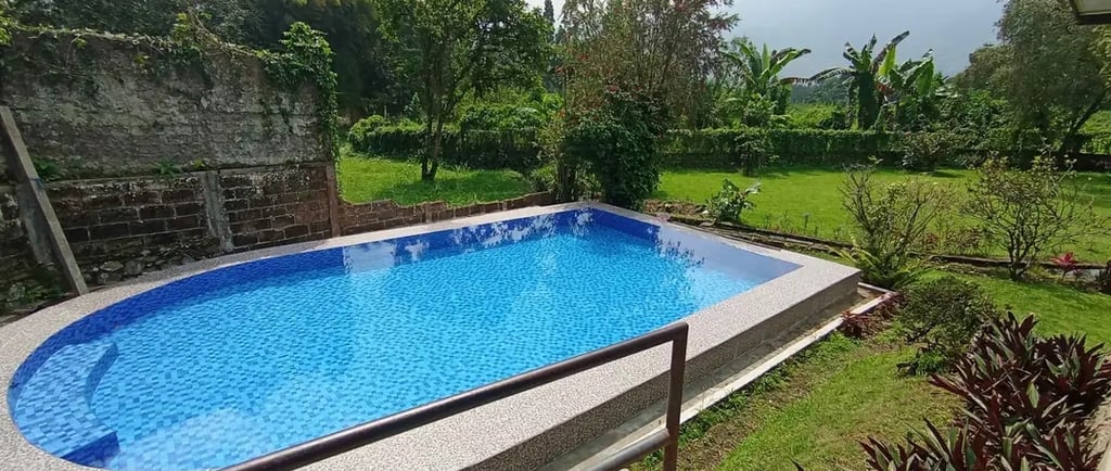 kolam renang mewah di kabupaten bandung dengan taman yang luas