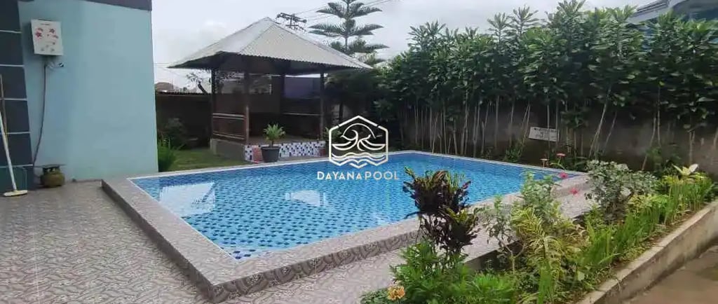 Kolam renang pribadi bergaya modern di Bandung, menciptakan suasana liburan setiap hari.