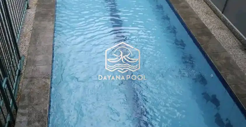 Kolam renang pribadi dengan finishing batu alam.