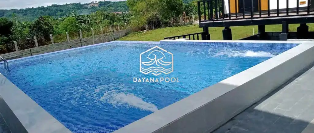 kolam renang dengan cahaya biru di malam hari
