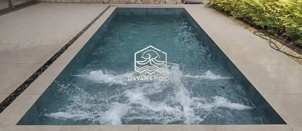 Kolam renang dengan desain elegan sesuai dengan arsitektur rumah buaatan dayanapool