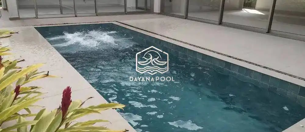 Tampilan rumah mewah dengan kolam renang yang estetis, menunjukkan peningkatan nilai properti.