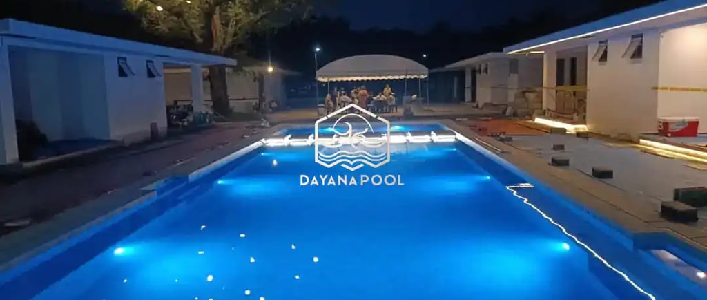 kolam renang dengan cahaya biru di malam hari