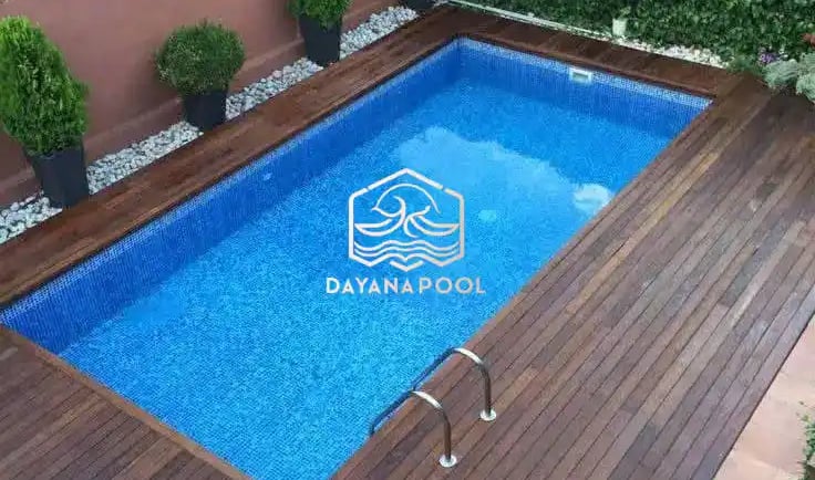 Kolam renang pribadi dengan finishing batu alam.